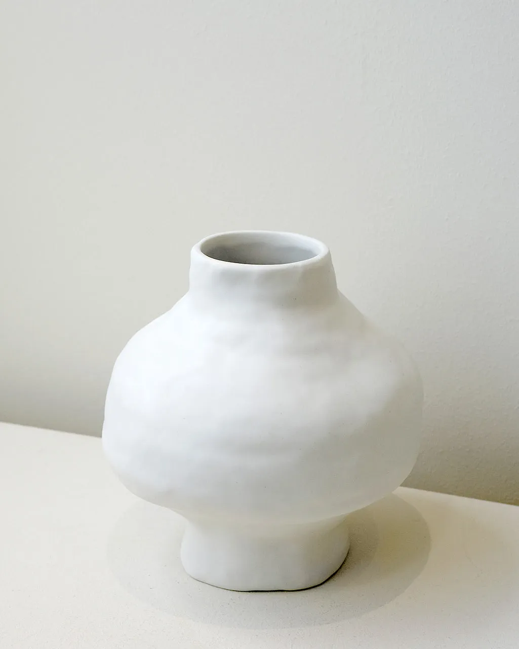 Completedworks Alphabet Forgotten Tongue vase céramique blanc