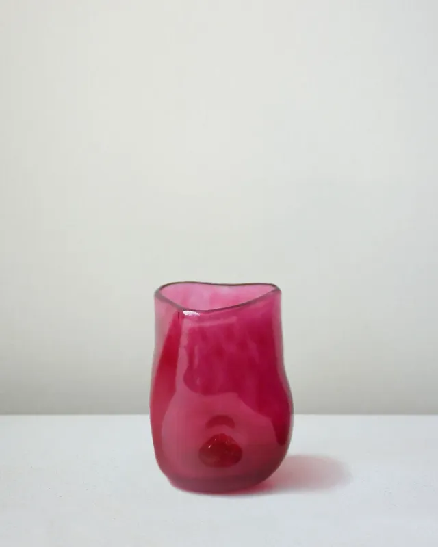 Completedworks Thaw verre magenta recyclé design