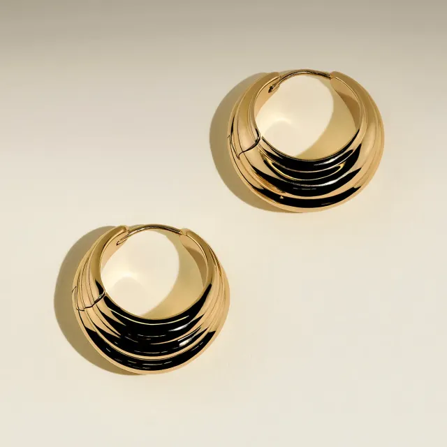 Astrid & Miyu Ripple Wave créoles plaqué or 18 carats