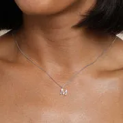 Astrid & Miyu Initial Pavé M collier pendentif argent