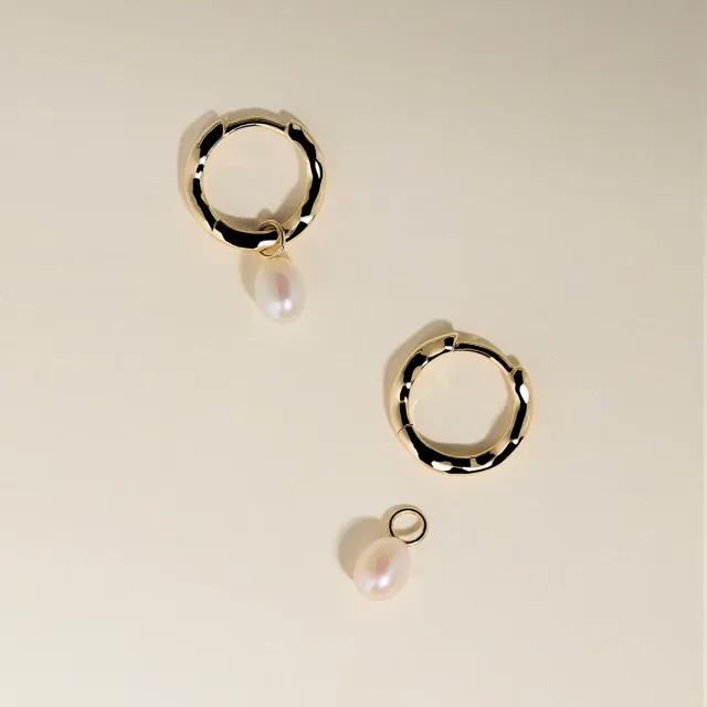 Astrid & Miyu Scalloped Pearl Charm Huggies boucles or massif perle