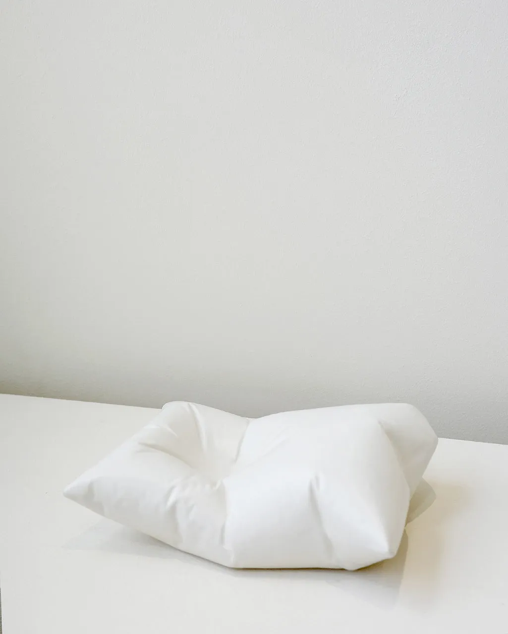 Completedworks Plush II coussin céramique blanc mat